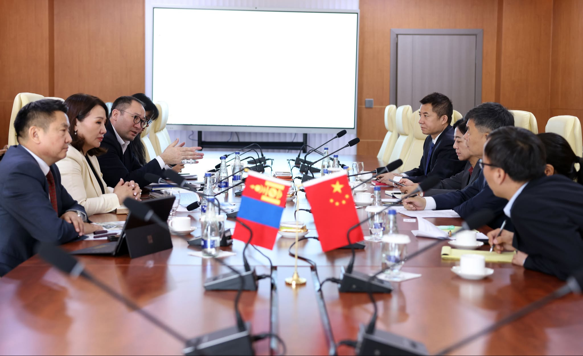 Улаанбаатар хотод хэрэгжүүлж буй хөгжлийн мега төслүүдэд хамтран ажиллах боломжийн талаар санал солилцлоо